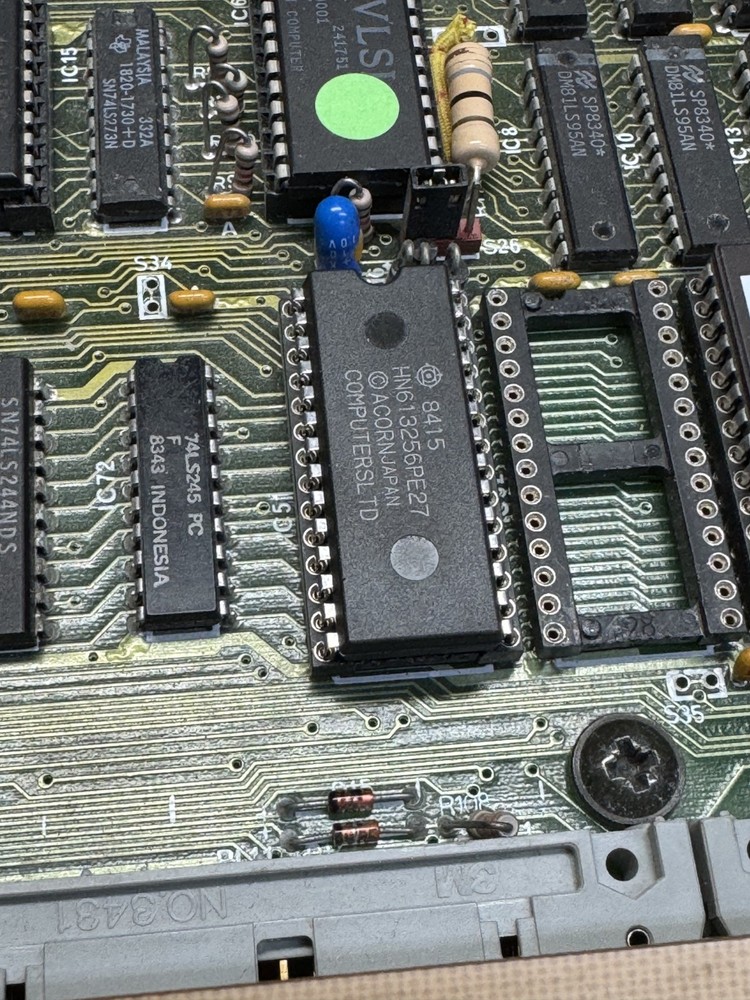 ACORN BBC MICRO REPLACEMENT IC - HN613256PE27 - UNB09 - US OS A1.0 & US BASIC 3