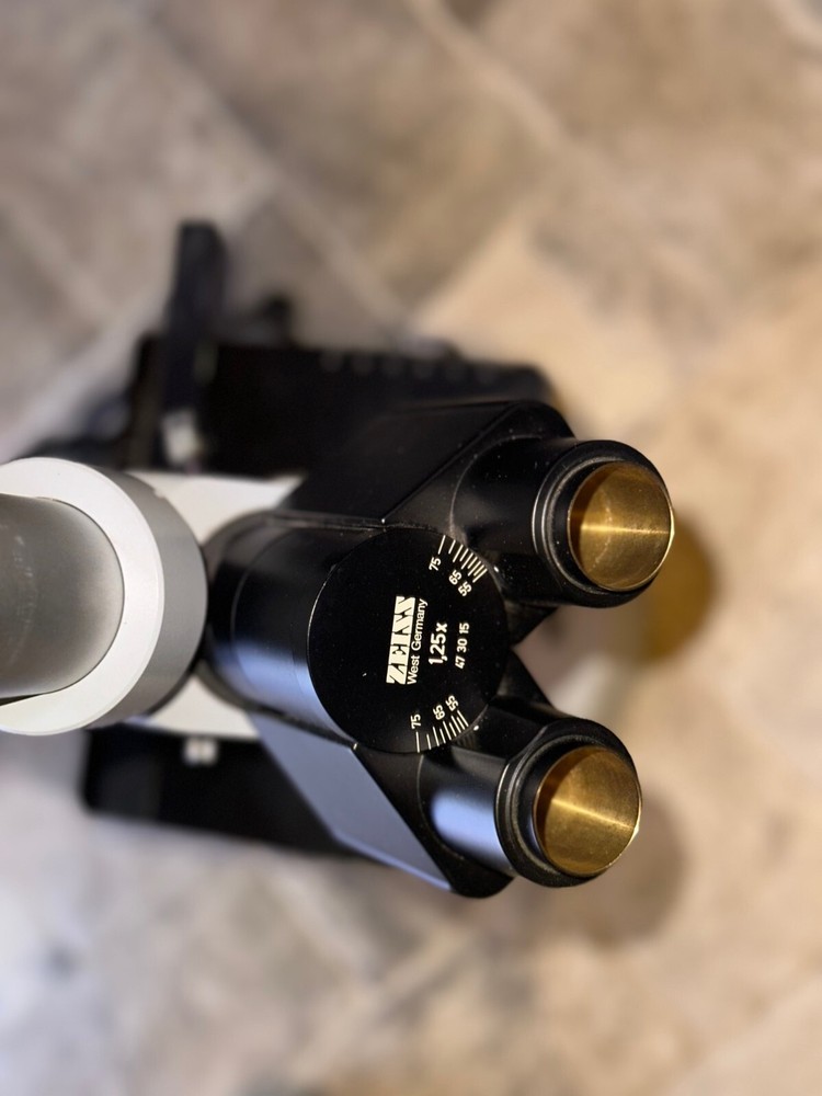 Zeiss Universal Microscope 47 30 15 with objectives
