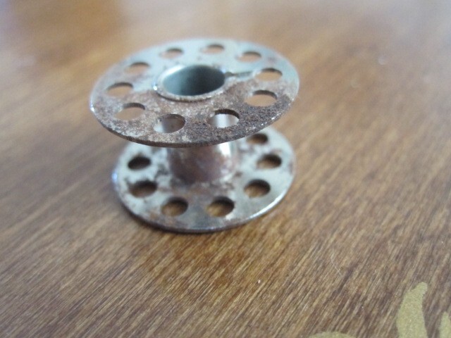 VINTAGE SEWING MACHINE BOBBINS & CASE