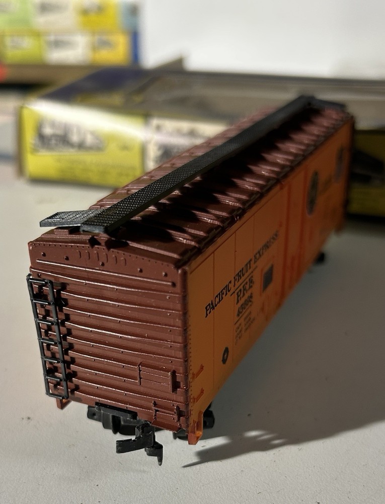 AHM 5274G Ho Scale Pacific Fruit Express PFE