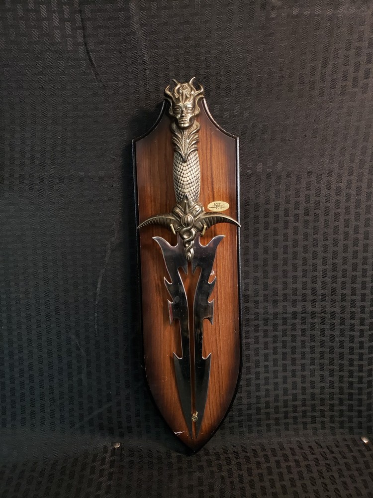481609 - Kit Rae Isis Dagger (DISCLAIMER: BLADE IS SHARP)