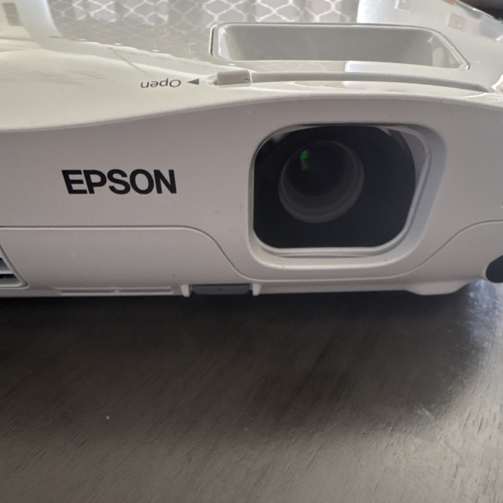 Epson EX31 LCD Projector H309A Portable Table Top with Remote & Carrying Case