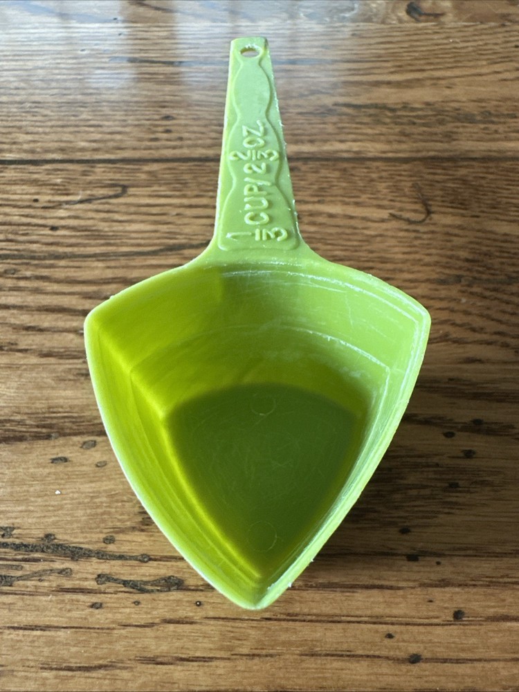 VTG Avocado Green Triangle Triangular 1/3 Cup 2 2/3 Oz Measuring Scoop Plastic