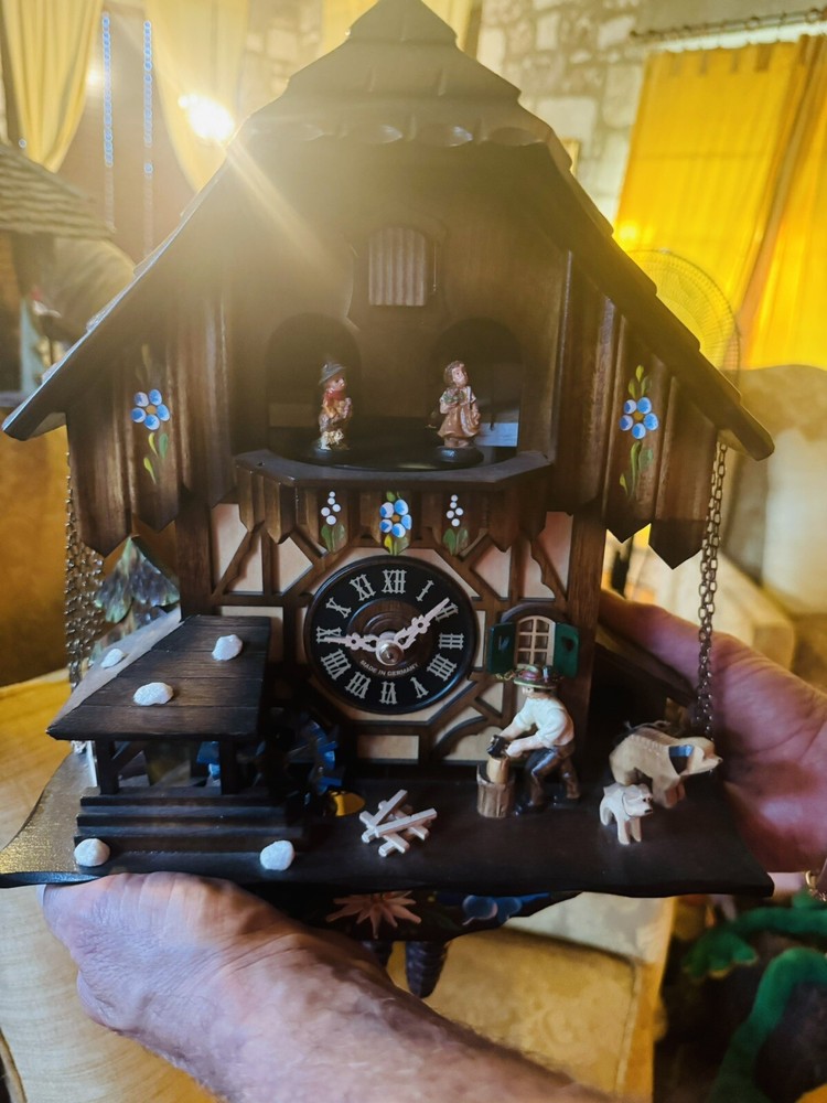 VINTAGE GERMANY Black Forest CUCKOO CLOCK