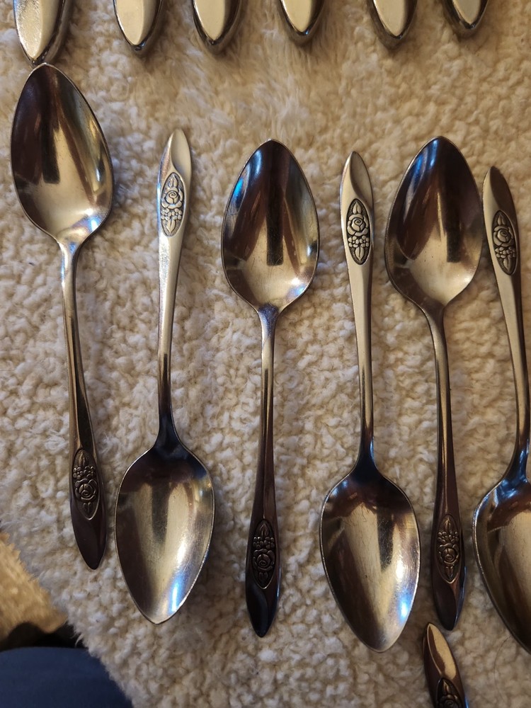 Flatware Onedia 🌹Rose Pattern Rogers 1881 Set Of 30