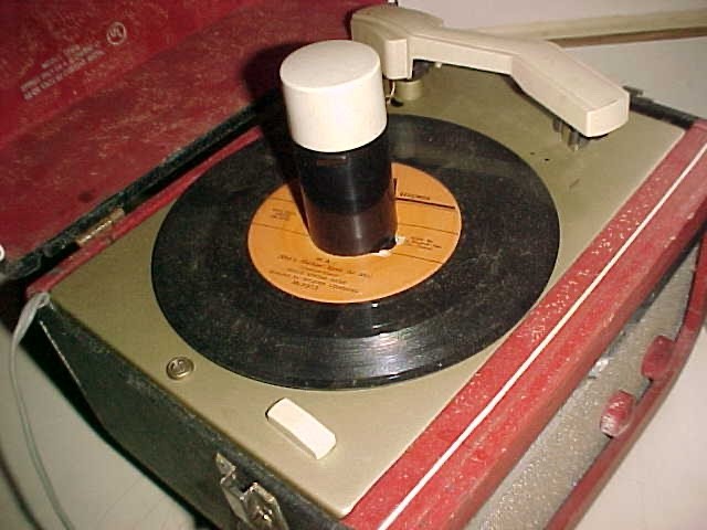 1957 DECCA DP-910 ART DECO - MODERNE PHONOGRAPH - BAKELITE KNOBS and HANDLE