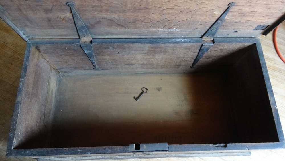 Old shipping box Naval Mc Crath