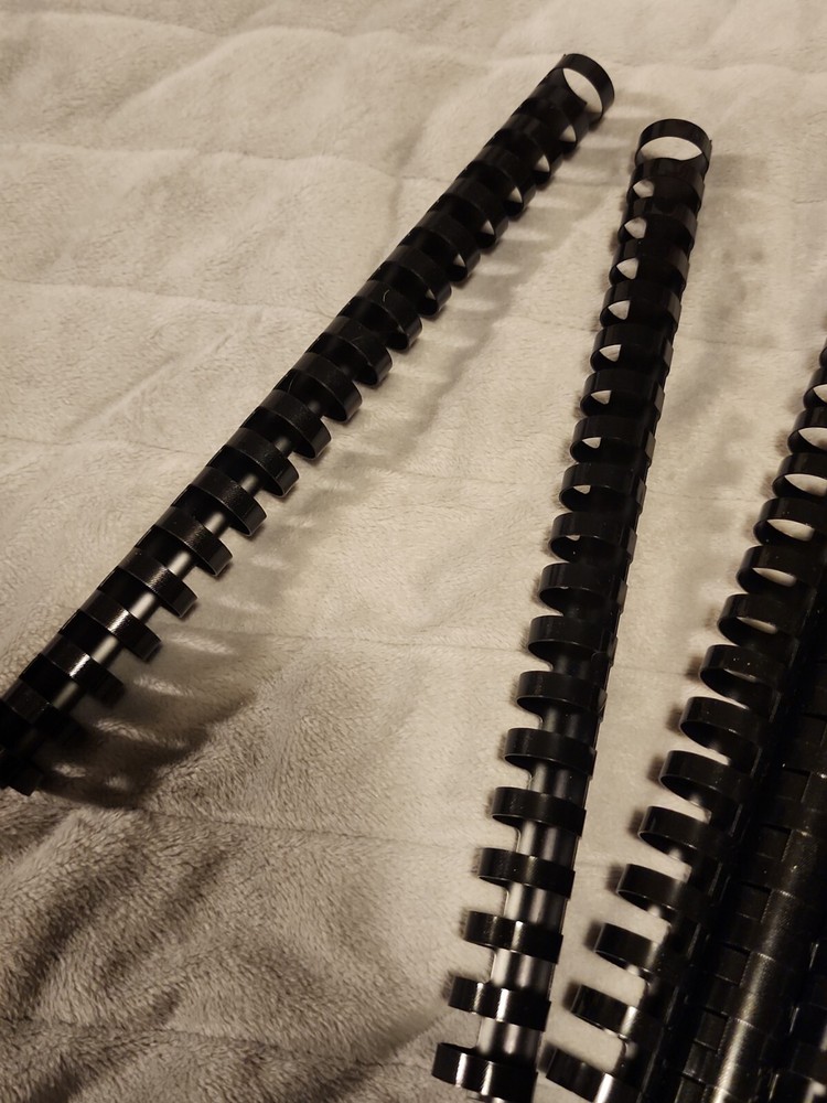 20 pieces Ibico Plastic Comb Bindings, 3/4" Diameter, 19 Ring .. 150 Sheet Cap.