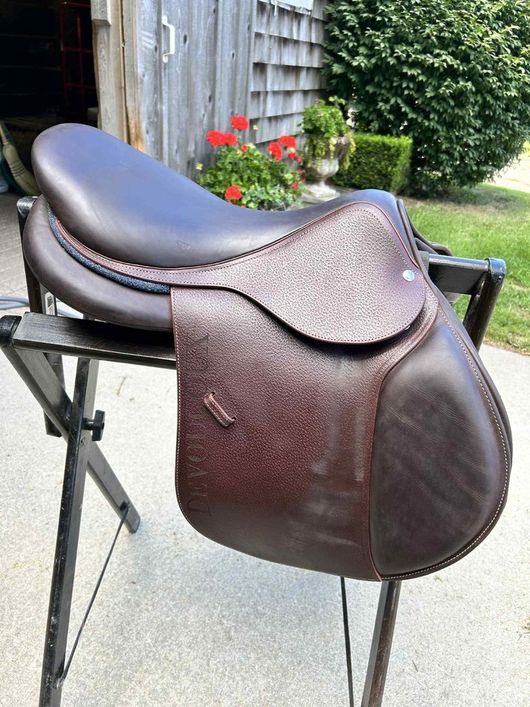 Devoucoux Biarritz S 18” Jump Saddle – Customized with bleu Swarovski