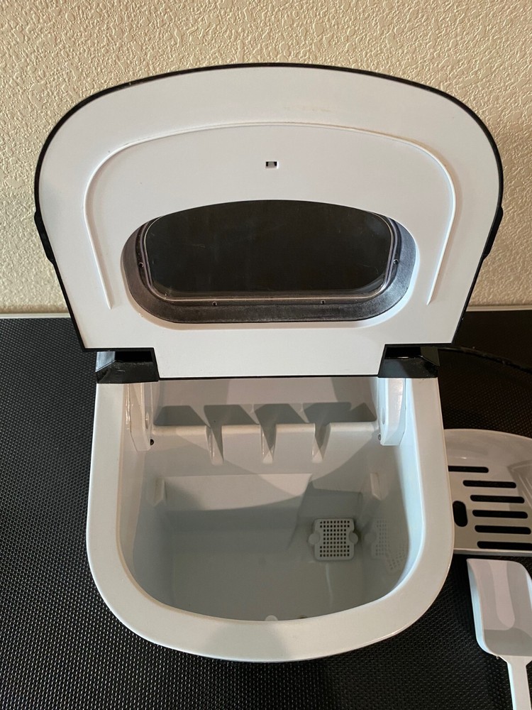 Magic Chef Portable Countertop Ice Maker Model HNIM27ST