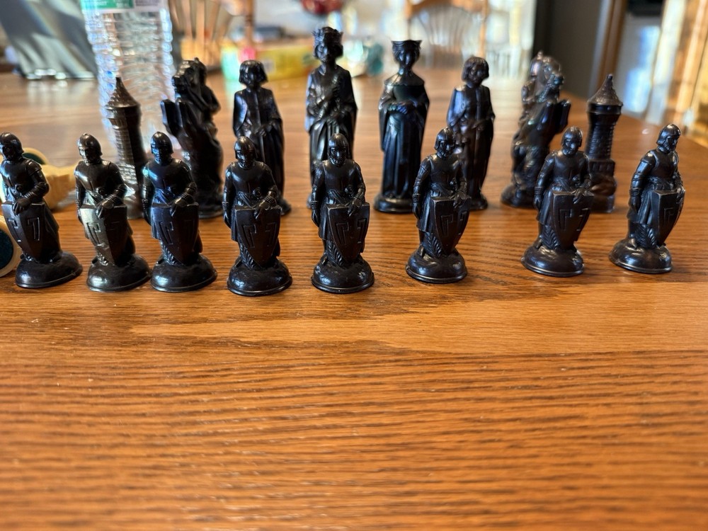 32 Pc Vtg Renaissance Chessmen Chess Set E.S. Lowe? Complete No Board pc 4" king