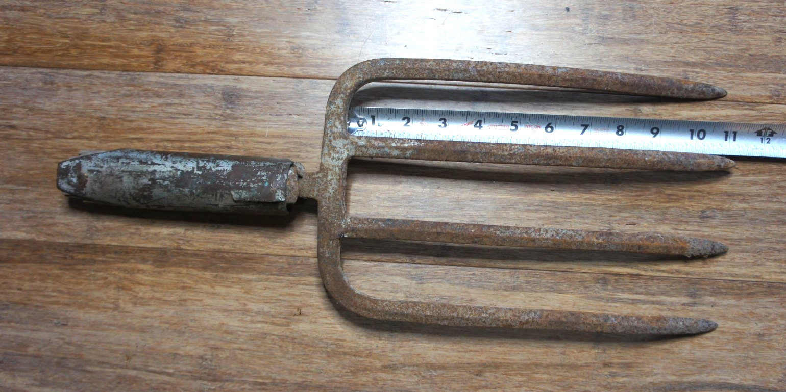 Vintage Rust Pitchfork Head Spade 4 Tine Prongs w/ Handle Collar 19"L x 7 1/2"W
