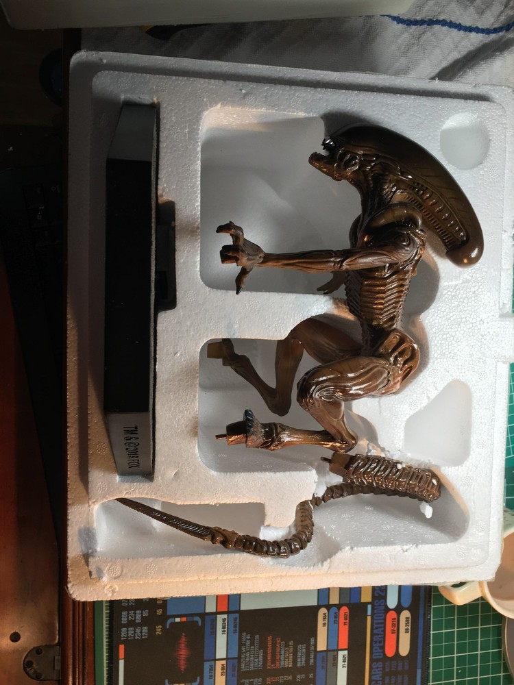 Eaglemoss Aliens Mega Special Issue 7 - "Runner Xenomorph" with box, in US