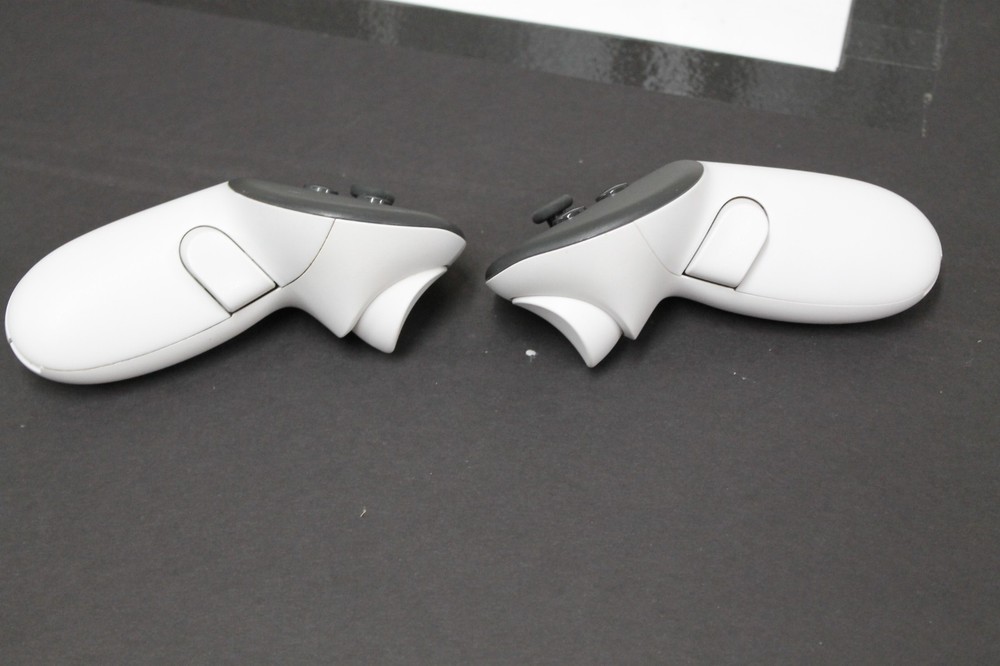 Genuine Meta Quest 3 / 3S VR Left & Right Pair Controllers ONLY, GREAT CONDITION