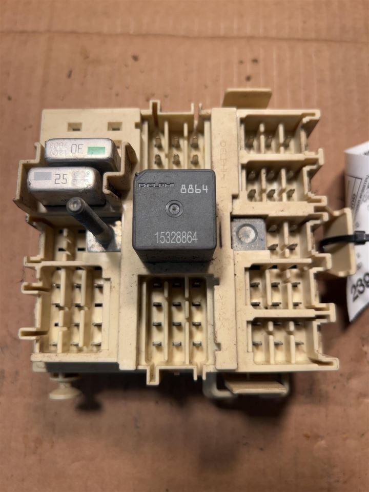 SUBURBN15 2004 Fuse Box Cabin 6530