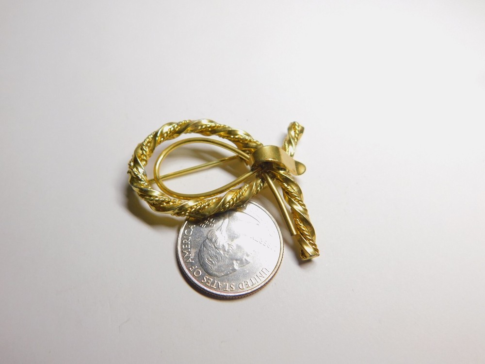 Twisted Gold Tone Metal Rope Loop Brooch Vintage