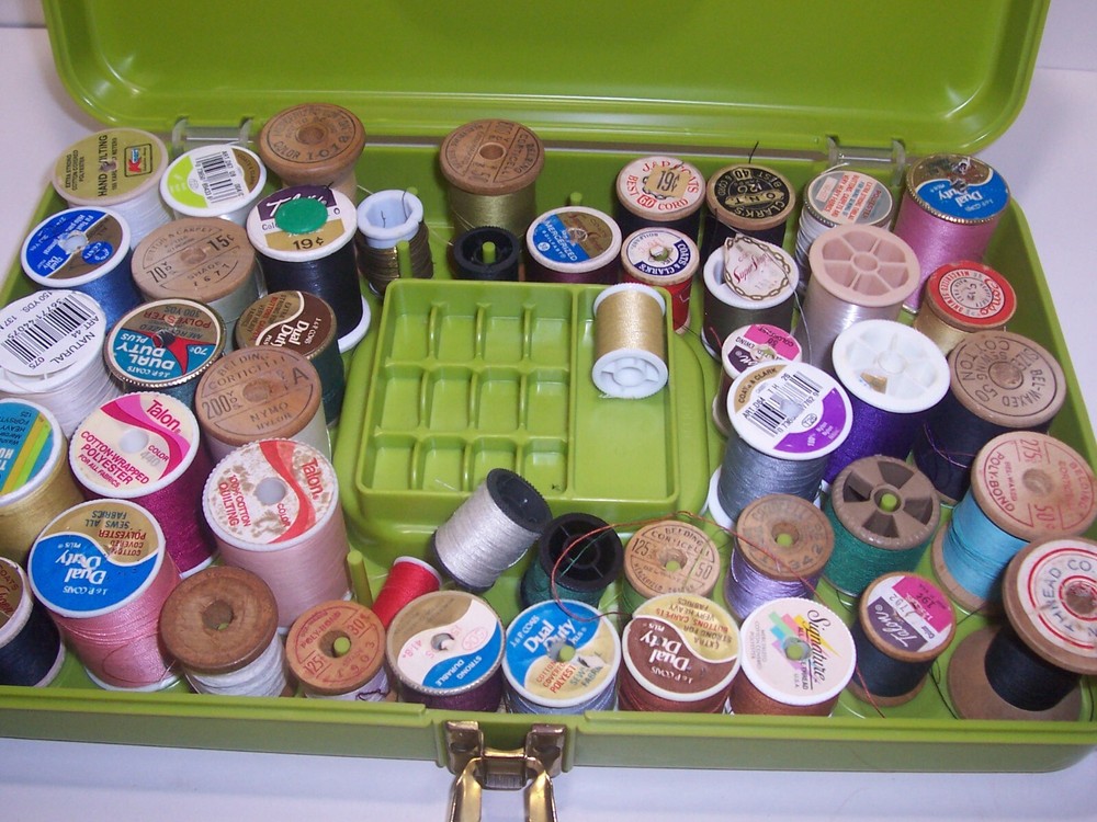 Vintage Wilson Wil-hold Green Plastic Thread Spool & Bobbin Handled Storage Case