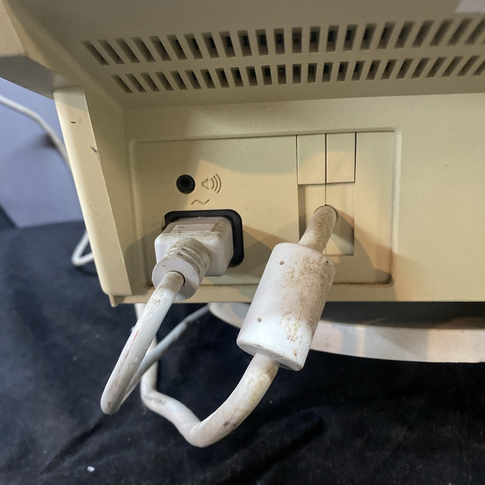 Apple Multiple Scan 15 M2943 15" Display CRT Powers On Damaged Shell Untested.
