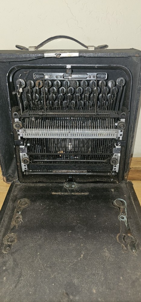 UNDERWOOD Portable Typewriter w/Case