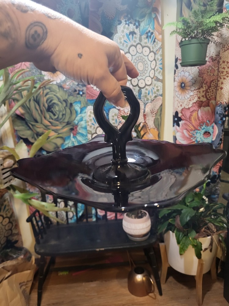 L.E. Smith Black Amethyst Mt. Pleasant keyhole handled serving plate
