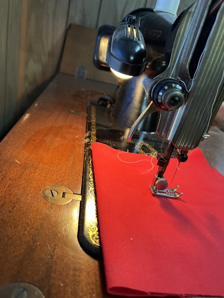 Vintage Singer Sewing Machine + Table .No.15 Year Mfg 1952 - WORKING CONDITION