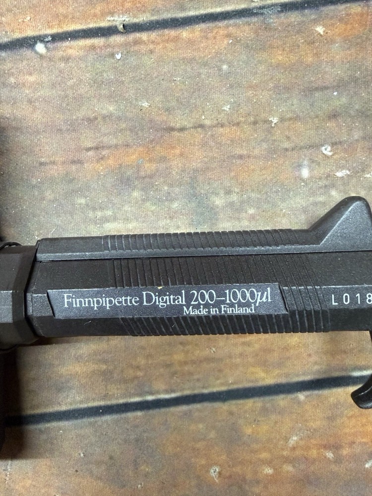Finnpipette Digital 200–1000µL Multichannel Pipette Lab Tool