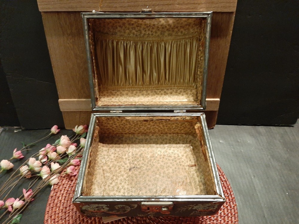 VINTAGE TAPESTRY SEWING CASE , SEWING BOX , SMALL TRAIN CASE