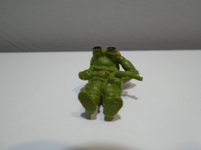 MICRO MINIATURE RUBBER ARMY GUY LOOKING THRU BINOCULARS 1" FIGURE UNBRANDED