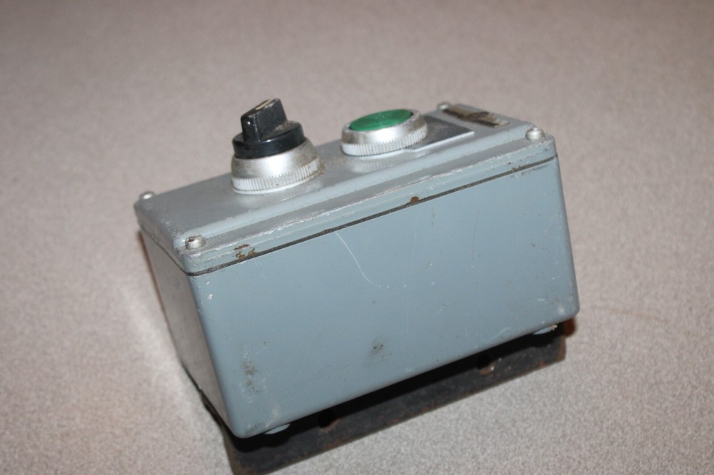Allen & Bradley Manual Start Switch