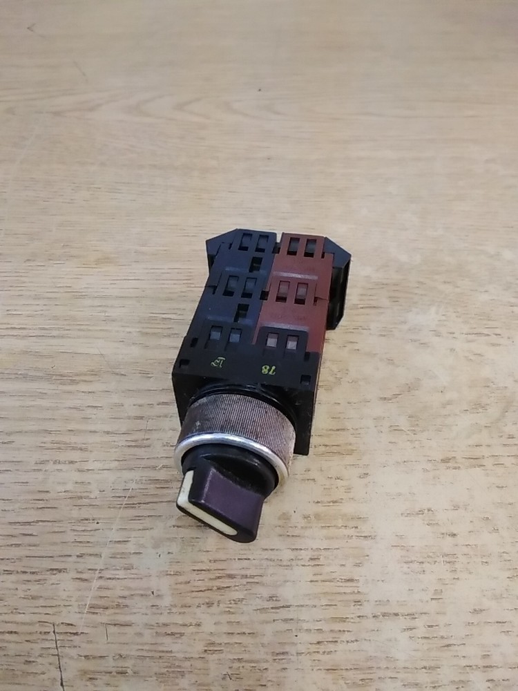 Fuji Electric AH22-P3 3 Position Selector Switch