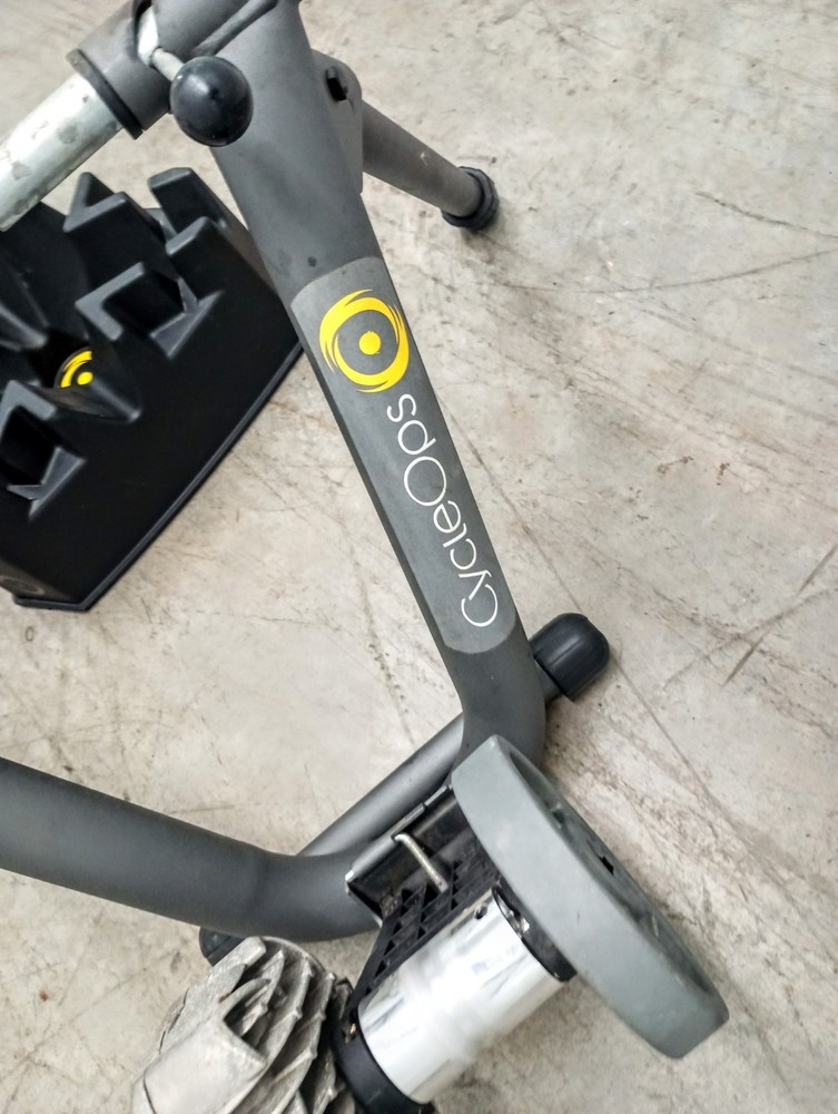 CYCLEOPS FLUID 2 Indoor Bike Trainer w/ Riser