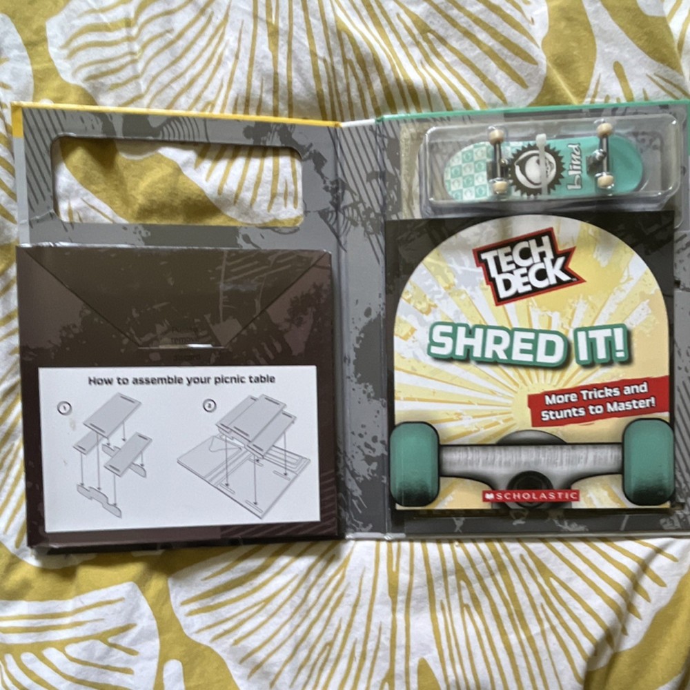 Tech Deck Shred It! Guidebook Exclusive Blind Fingerboard & Picnic Table Set