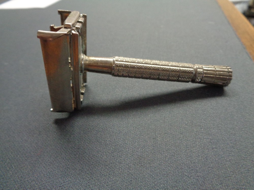 VINTAGE GILLETTE Safety Razor D 1