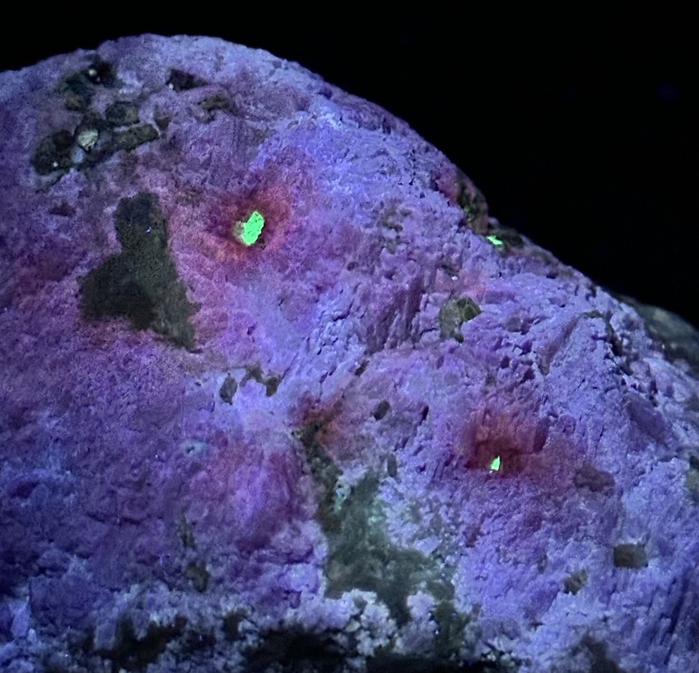 1342 Gr. Fluorescent Phosphorescent Sharp Tenebrescnet Hackmanite, Fluorapatite
