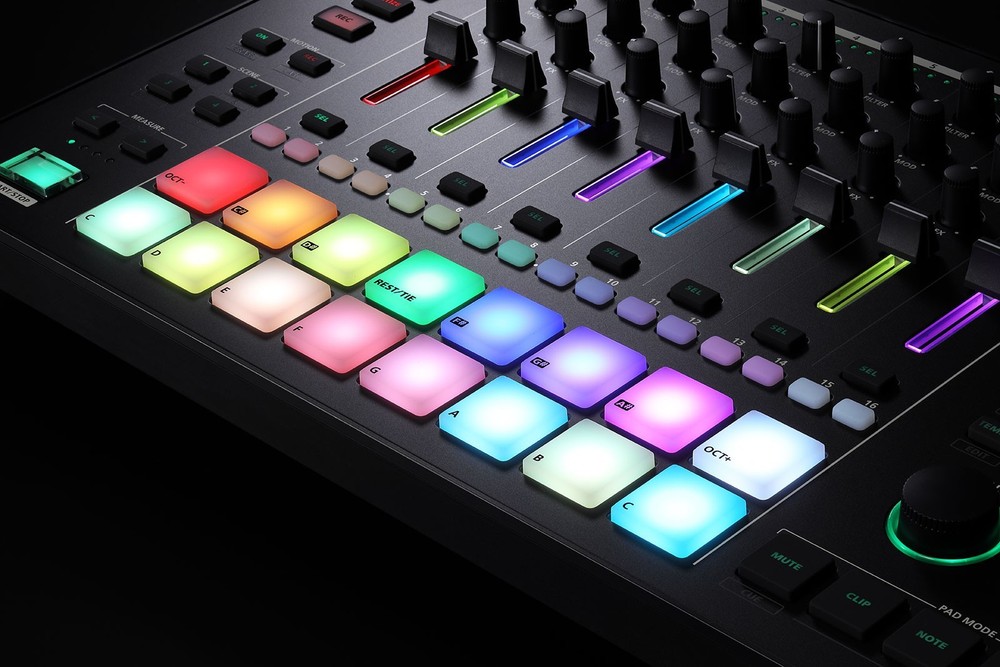 Roland MC-707 GROOVEBOX Sampler Sequencer 8 tracks MC707