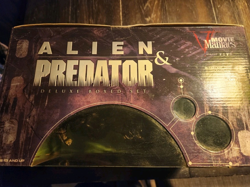McFarlane Toys Alien & Predator Deluxe Boxed Set AVP 2002