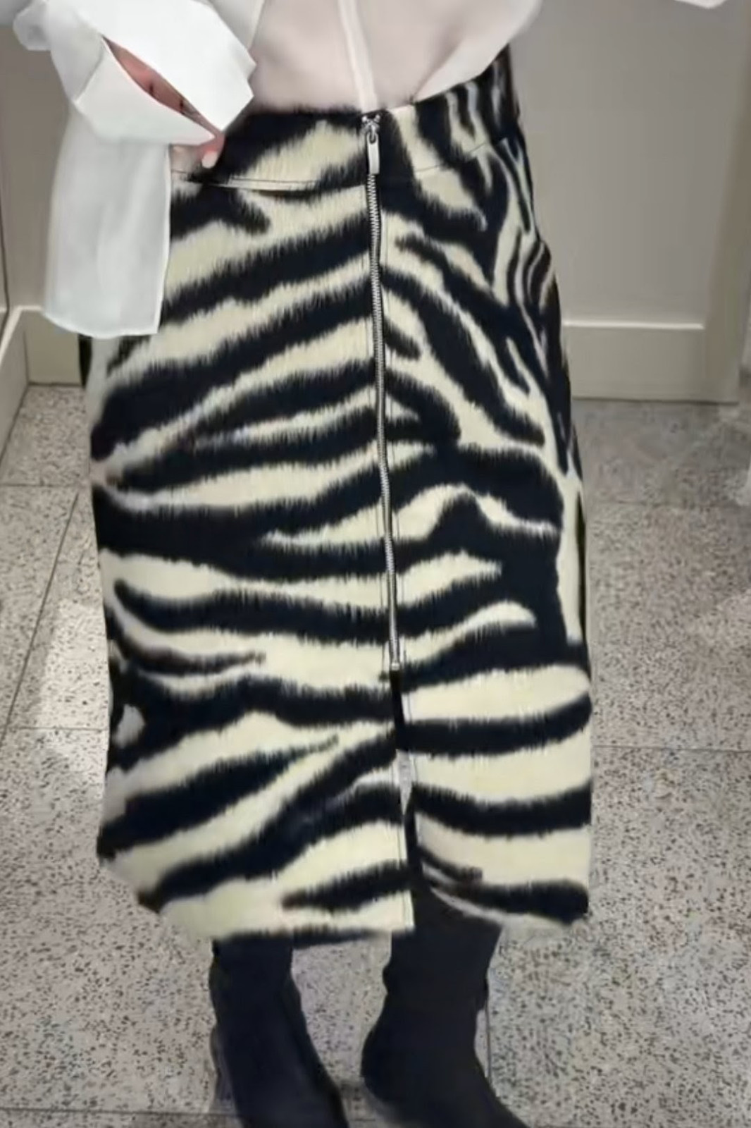 BNWT H&M Zip-Front Napped Finish Skirt Black / Zebra Print 1322799004 Sizes M,L