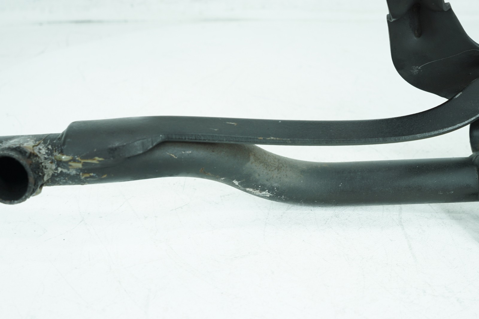 09 Harley Sportster XL1200C OEM Exhaust Muffler Interconnect Bracket Support Bar