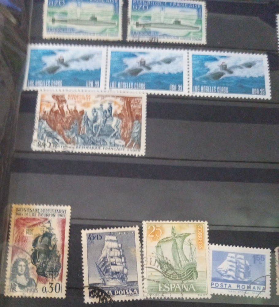 2" 3 ring binder w/ 5 pages of stamps over 100 usable stamps mostly US