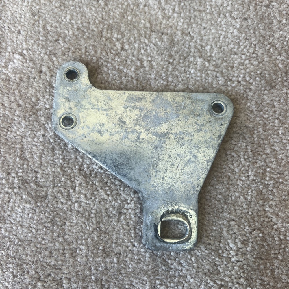 1999 - 2017 HARLEY DAVIDSON DYNA OEM FRONT HEADER EXHAUST MOUNT BRACKET 65975-99