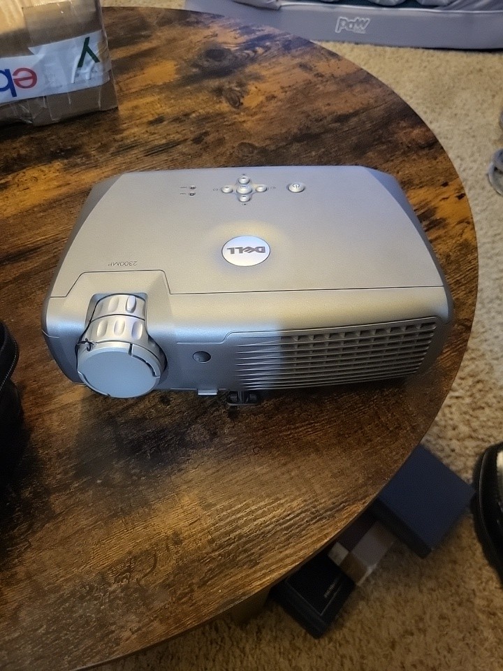 DELL Projector Model 2300MP with Super Duty Case W/ Remote Untested