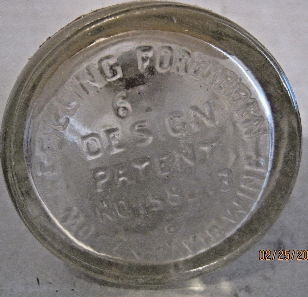 1961 Mogen David Wine Bottle 4 oz with Label and cap b60