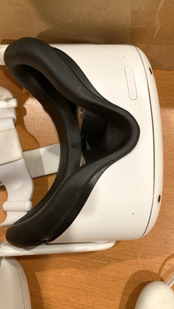 Oculus Meta Quest 2 White Virtual Reality Headset and Controller Set