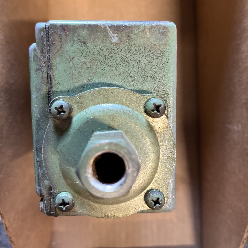 Square D - 9012 GGW-4 0333 Difference Pressure Actuator Switch - Series C (used)