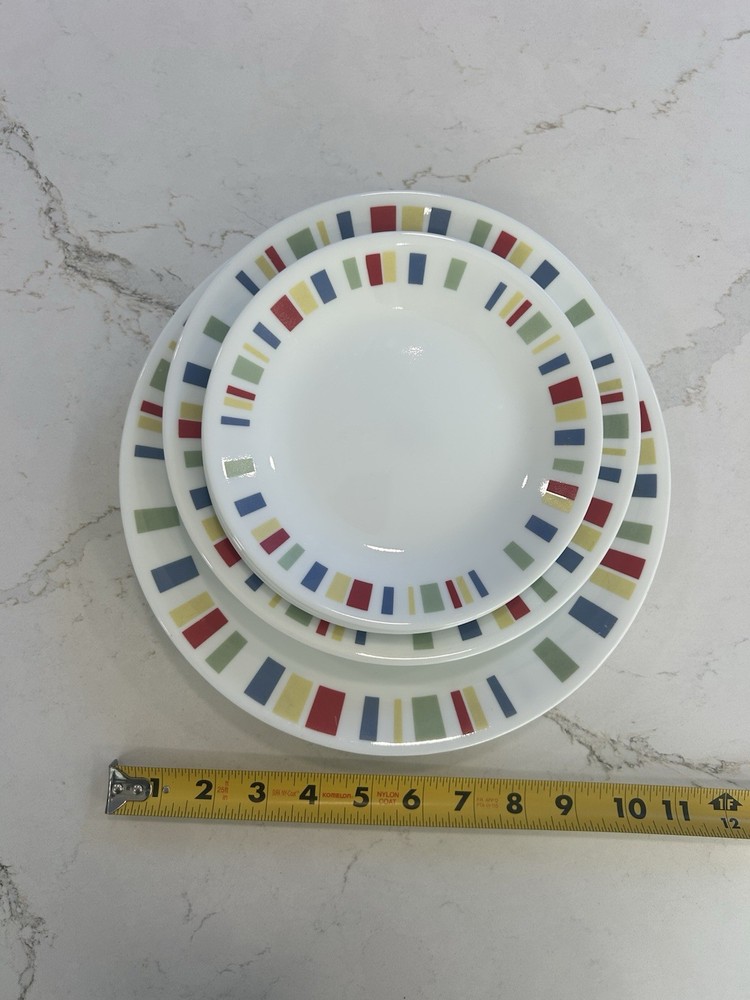 Corelle 18 Pc Dinnerware Set – Color Block Pattern – 6 Place Settings – USA