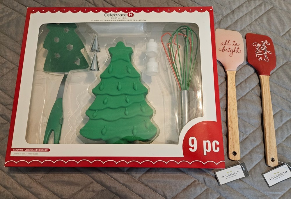 New 11 Piece Holiday Christmas Decorating Set Bakeware Kitchen Gift Set