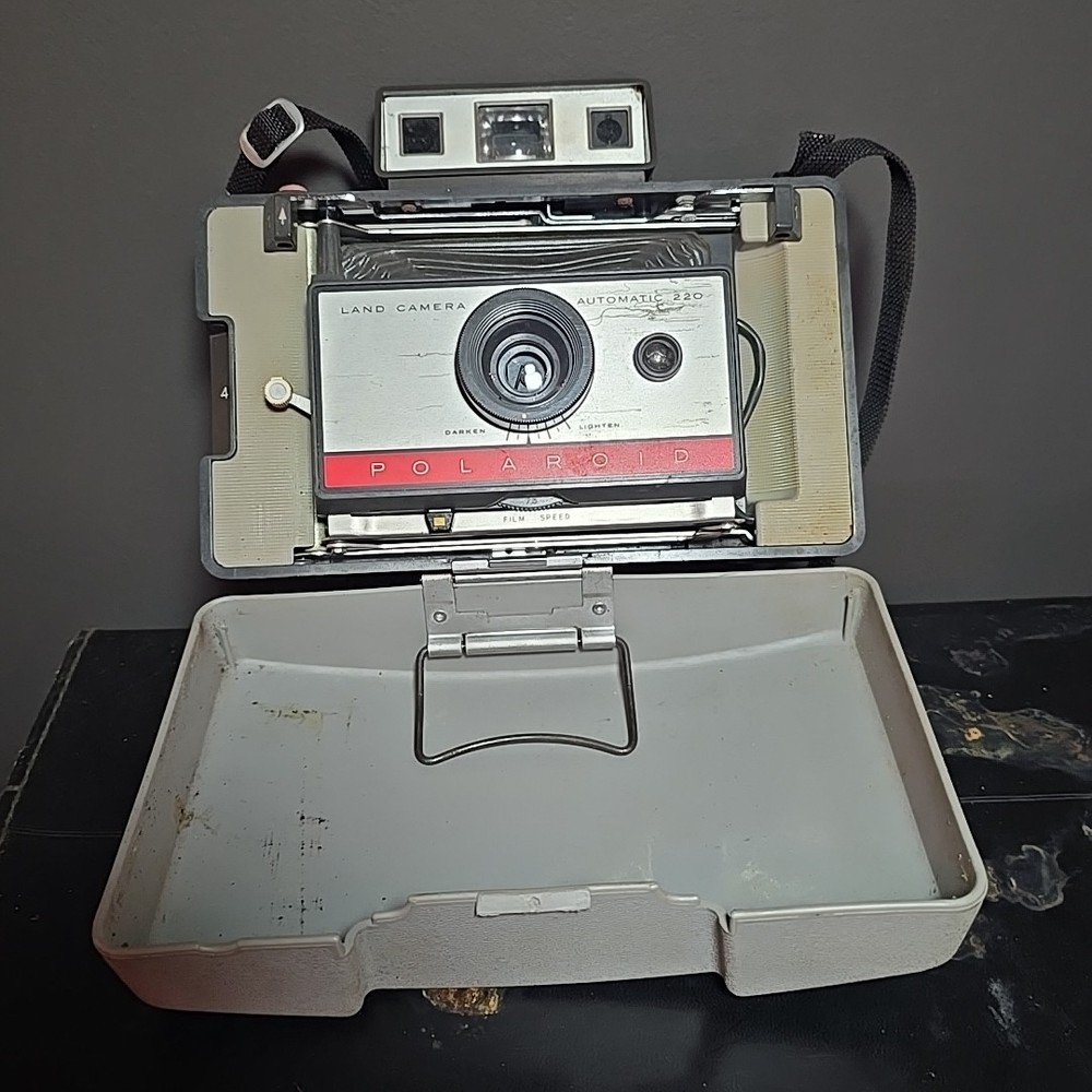Polaroid Land Camera Automatic 220 w Case Flash GE M3 Bulbs Untested