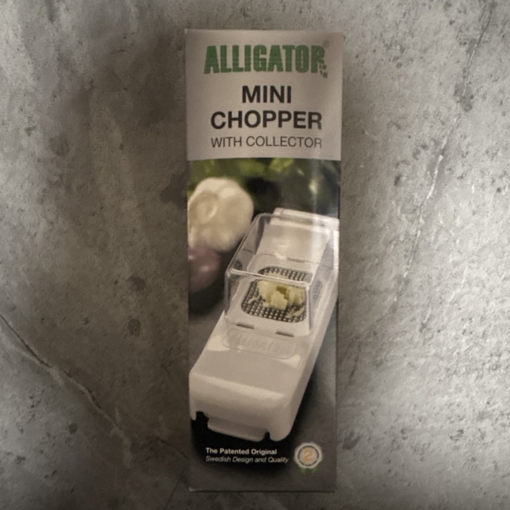 Alligator Mini Chopper With Collector Manual Push Function White Plastic Metal