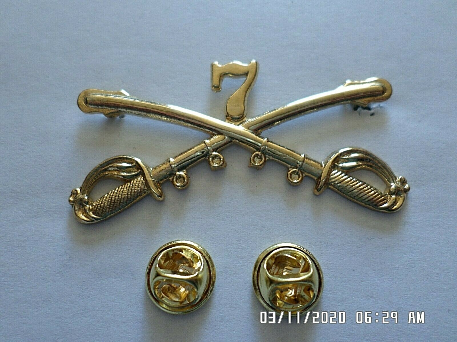 U.S MILITARY 7th CAVALRY METAL HAT BADGE PIN CROSSED SABERS SWORDS GEORGE CUSTER