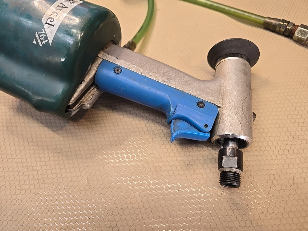 Avdel 0764 Hydro-Pneumatic Rivet Tool 70 psi 1506 lb Pulling Force